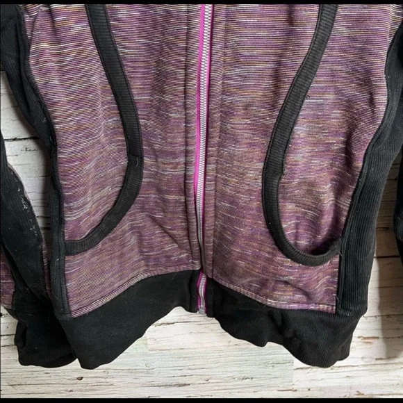 lululemon athletica Scuba Purple and Black Jacket size 8.
Shows signs of wear. - Picture 5 of 13